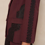 Detail blazer Lofty Manner Kae – zwart kant op de voorpanden en de mouw | Jo&Co Club