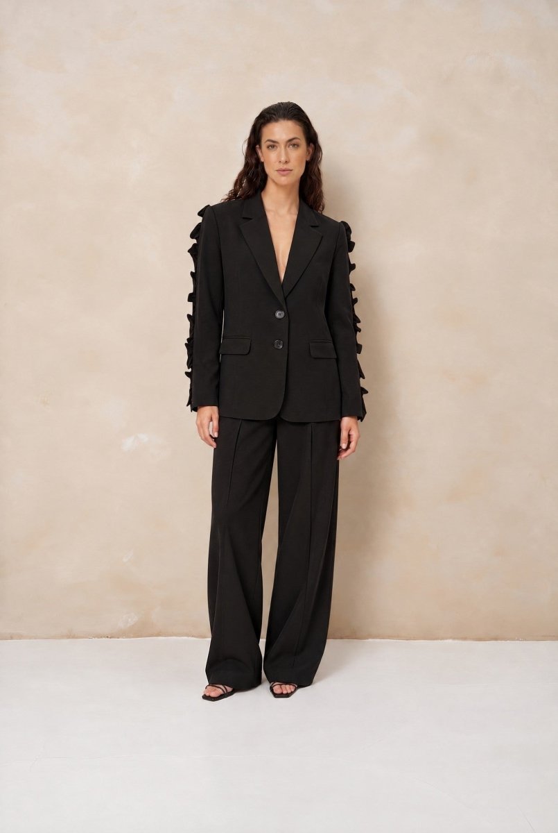 Model in zwarte blazer Lofty Manner Jadie, voorkant | Jo&Co Club