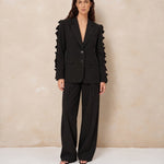Model in zwarte blazer Lofty Manner Jadie, voorkant | Jo&Co Club