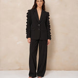 Model in zwarte blazer Lofty Manner Jadie, voorkant | Jo&Co Club