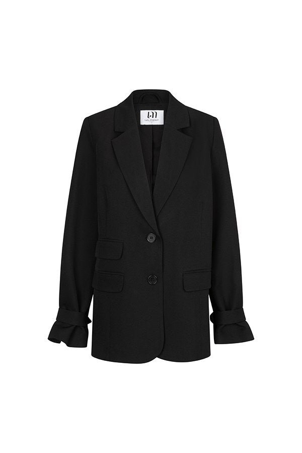 Productfoto zwarte relaxte blazer Jadie – reverskraag, twee knopen en klepzakken, voorkant | Jo&Co Club