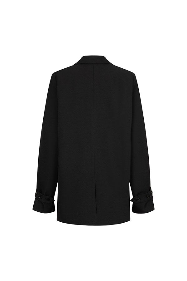 Achterkant zwarte blazer Jadie – rechte rug en mouwen met knooplipje | Jo&Co Club
