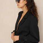 Zwarte relaxte blazer Lofty Manner Jadie – model van opzij, mouwdetail zichtbaar | Jo&Co Club