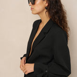 Zwarte relaxte blazer Lofty Manner Jadie – model van opzij, mouwdetail zichtbaar | Jo&Co Club