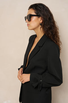 Zwarte relaxte blazer Lofty Manner Jadie – model van opzij, mouwdetail zichtbaar | Jo&Co Club