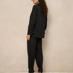 Model van opzij in zwarte blazer Jadie en pantalon Jax | Jo&Co Club