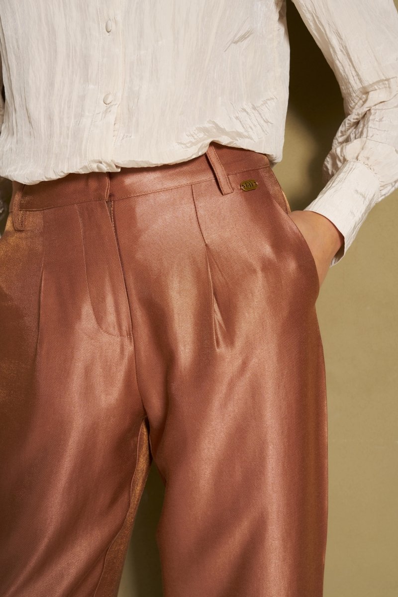 Detail van crème blouse met knoopsluiting en verticale textuur