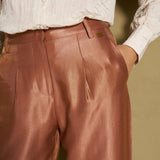 Detail van crème blouse met knoopsluiting en verticale textuur