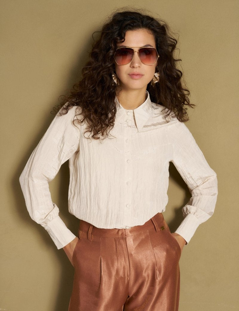 Crème blouse met grote puntkraag en lange mouwen