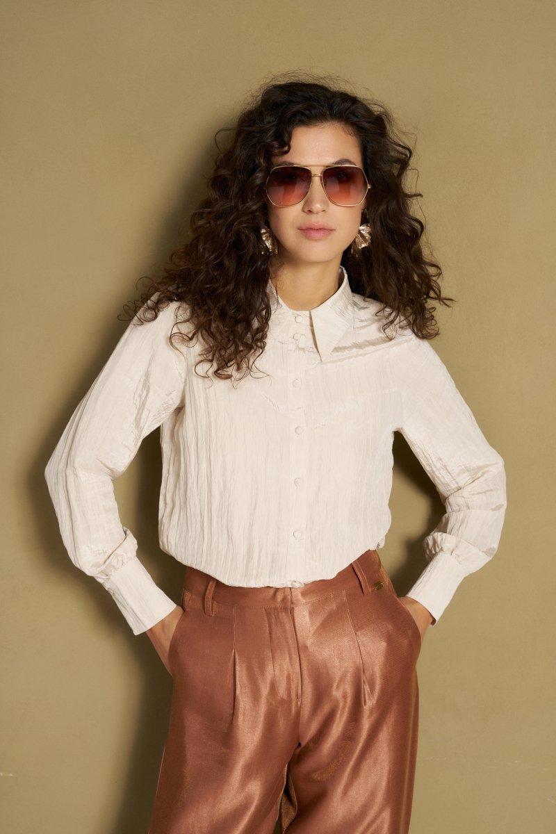 Crème blouse met grote puntkraag en lange mouwen