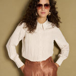 Crème blouse met grote puntkraag en lange mouwen