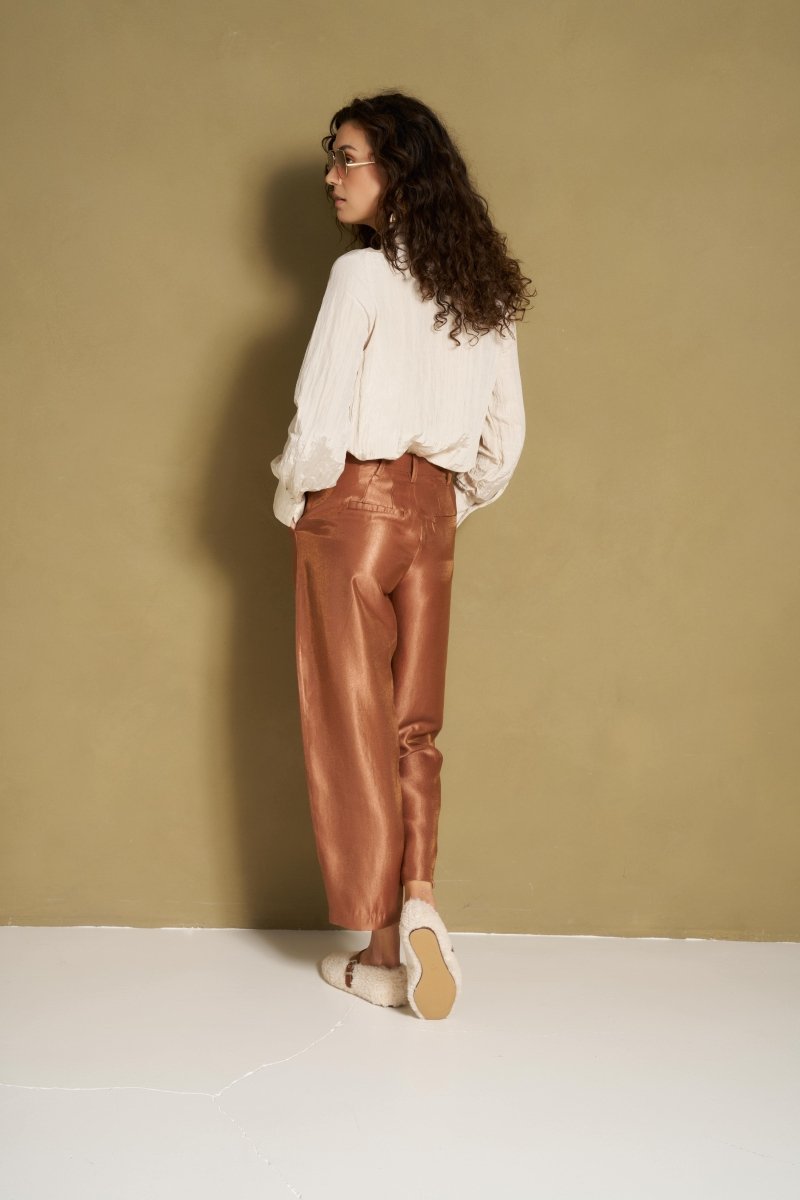 Achterkant van crème blouse met grote kraag en lange mouwen