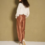 Achterkant van crème blouse met grote kraag en lange mouwen