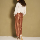 Achterkant van crème blouse met grote kraag en lange mouwen
