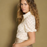 Crème geblokte pofblouse gedragen met jacquard short, zijaanzicht