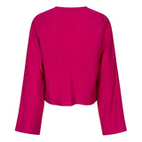 Een model presenteert een levendig fuchsia playsuit tegen een effen beige achtergrond | Lofty Manner Maeve | Jo&Co Club