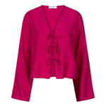 Een model presenteert een levendig fuchsia playsuit tegen een effen beige achtergrond | Lofty Manner Maeve | Jo&Co Club