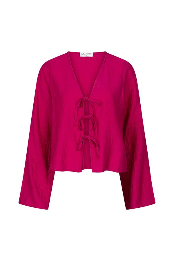 Een model presenteert een levendig fuchsia playsuit tegen een effen beige achtergrond | Lofty Manner Maeve | Jo&Co Club