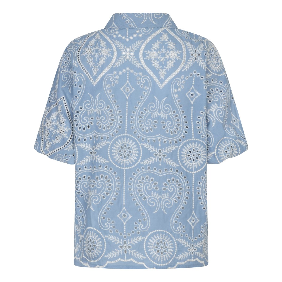 Een vrijstaande productfoto van een lichtblauwe blouse met korte mouwen en een kraag | Lofty Manner Marianne | Jo&Co Club