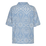 Een vrijstaande productfoto van een lichtblauwe blouse met korte mouwen en een kraag | Lofty Manner Marianne | Jo&Co Club