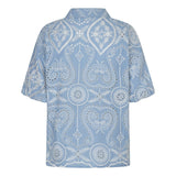 Een vrijstaande productfoto van een lichtblauwe blouse met korte mouwen en een kraag | Lofty Manner Marianne | Jo&Co Club