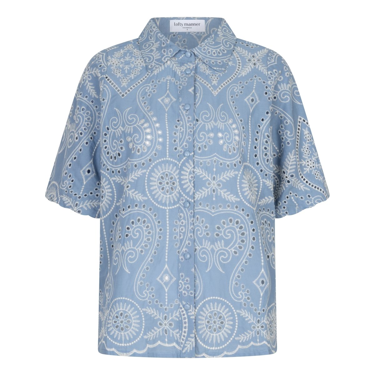 Een vrijstaande productfoto van een lichtblauwe blouse met korte mouwen en een kraag | Lofty Manner Marianne | Jo&Co Club