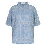 Een vrijstaande productfoto van een lichtblauwe blouse met korte mouwen en een kraag | Lofty Manner Marianne | Jo&Co Club