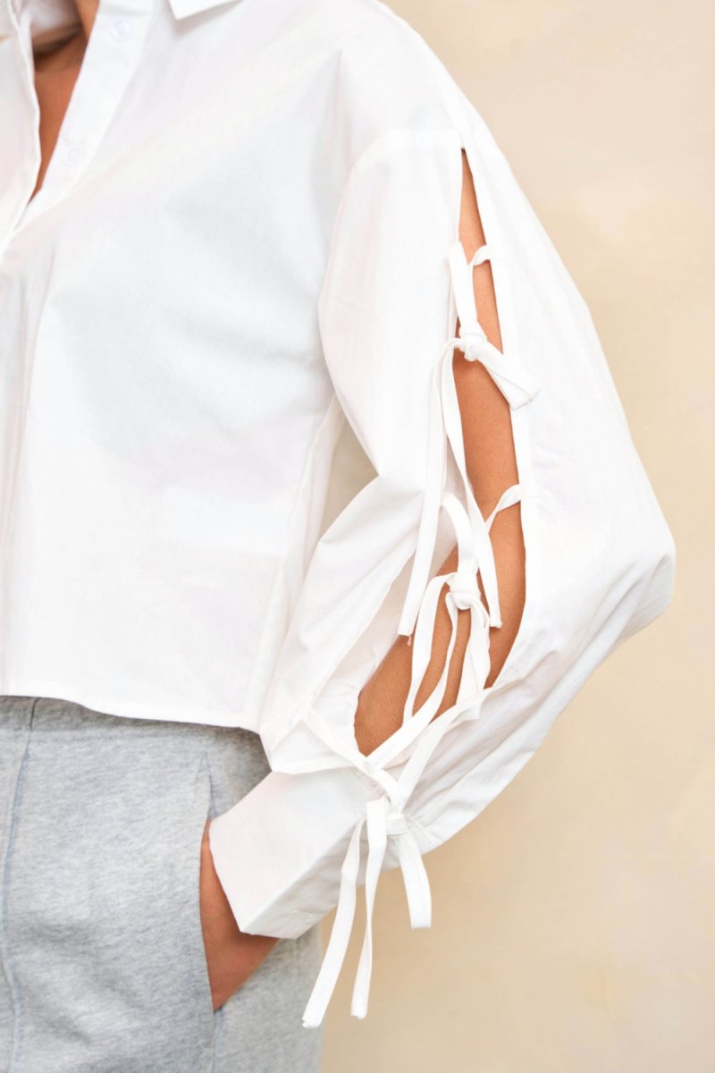 detailfoto van de mouw van de rosy blouse van lofty manner in het wit.