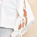 detailfoto van de mouw van de rosy blouse van lofty manner in het wit.