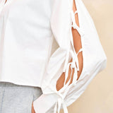 detailfoto van de mouw van de rosy blouse van lofty manner in het wit.