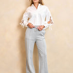 Model draagt de rosy blouse van lofty manner in het wit voor een casual gelegeneheid.