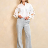 Model draagt de rosy blouse van lofty manner in het wit voor een casual gelegeneheid.