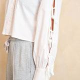 detailfoto van de rosy blouse van lofty manner in het wit. Zakelijke look.