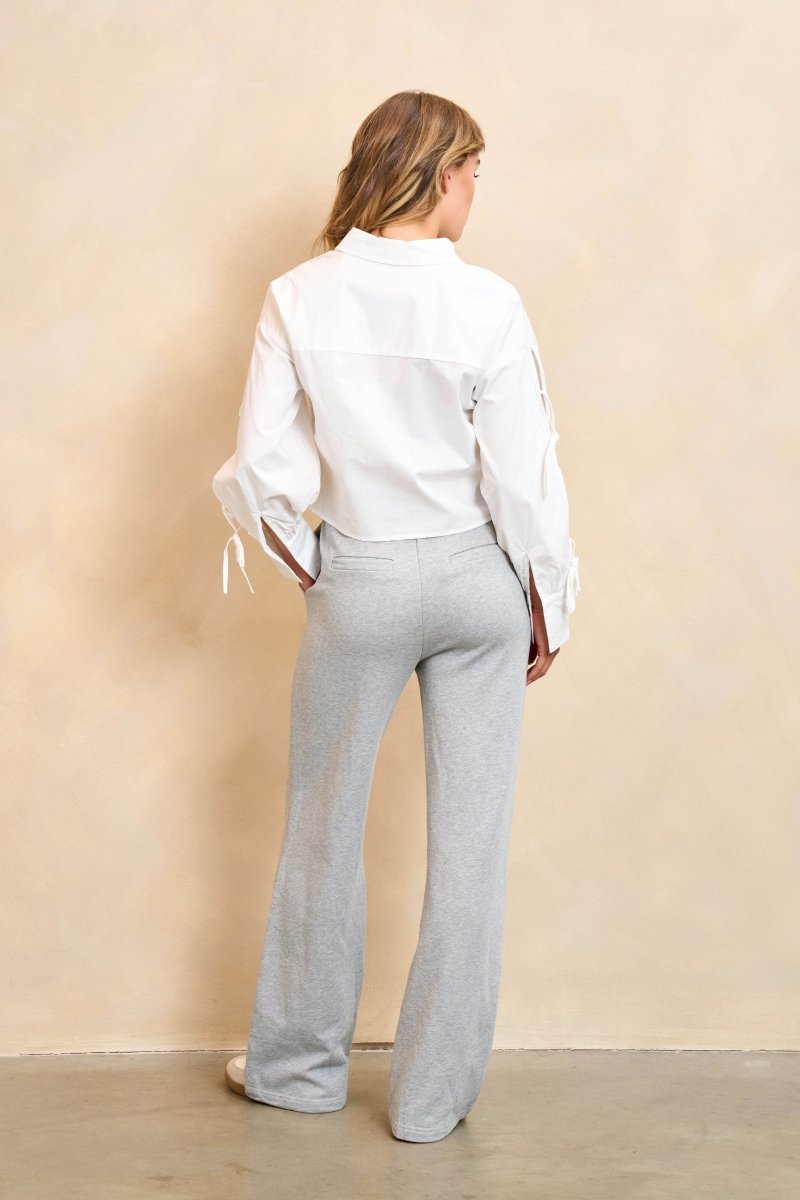 model draagt de rosy blouse van lofty manner voor een casual gelegenheid.