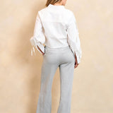 model draagt de rosy blouse van lofty manner voor een casual gelegenheid.