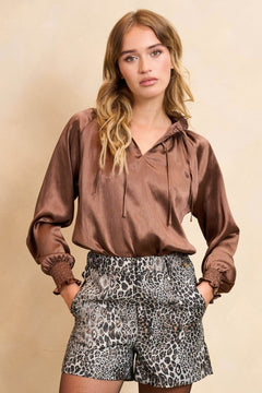 Lofty Manner Blouse Tyra bruin in Koperbruin, blouse met lange mouwen en korte broek met losvallend