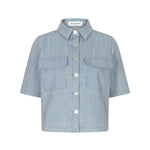 Een kortgemouwde, cropped blouse met een blauw en wit verticaal streeppatroon | Lofty Manner Hera | Jo&Co Club