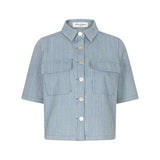Een kortgemouwde, cropped blouse met een blauw en wit verticaal streeppatroon | Lofty Manner Hera | Jo&Co Club