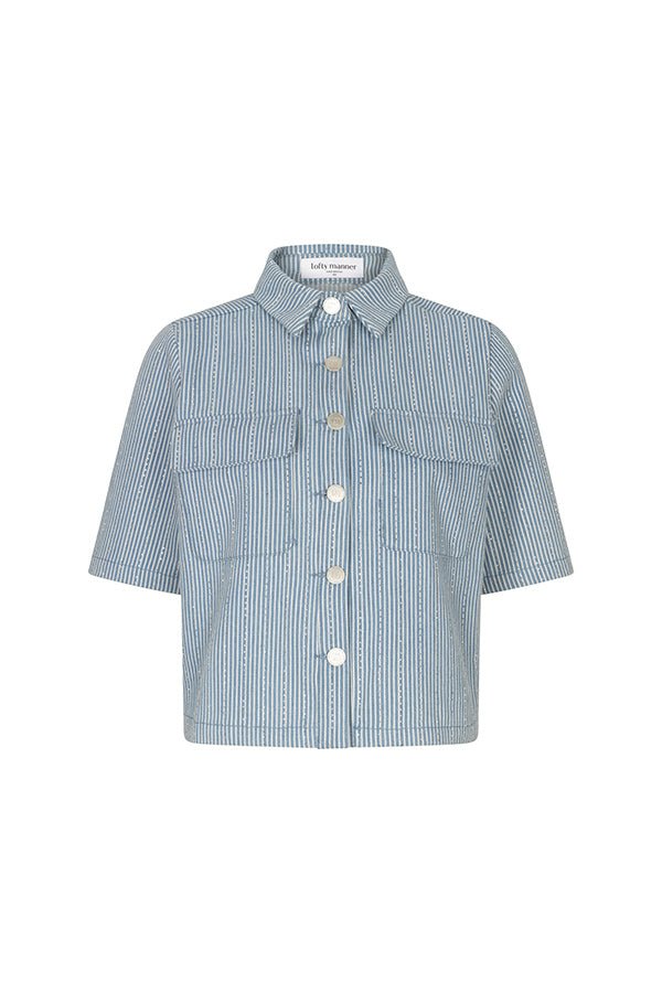 Een kortgemouwde, cropped blouse met een blauw en wit verticaal streeppatroon | Lofty Manner Hera | Jo&Co Club