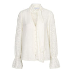 Productfoto crème blouse Jett – jacquard met bladmotief en volantmouwen, voorkant | Jo&Co Club