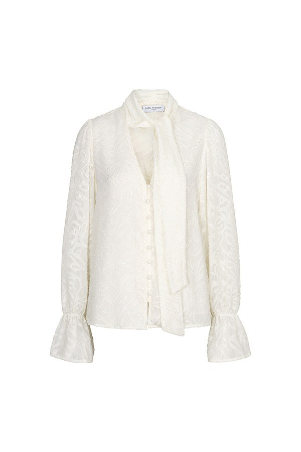 Productfoto crème blouse Jett – jacquard met bladmotief en volantmouwen, voorkant | Jo&Co Club