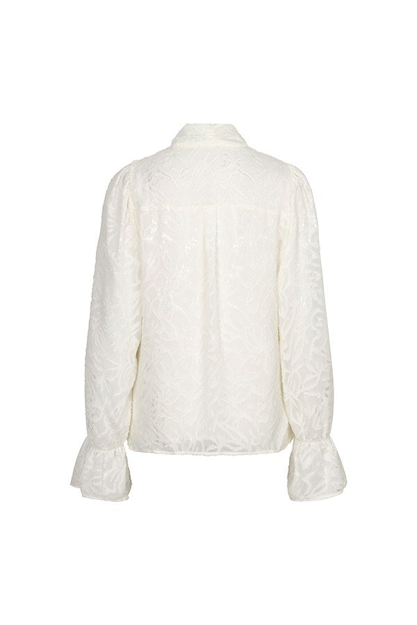 Achterkant crème blouse Jett – jacquard met bladmotief en lange mouwen met volant | Jo&Co Club