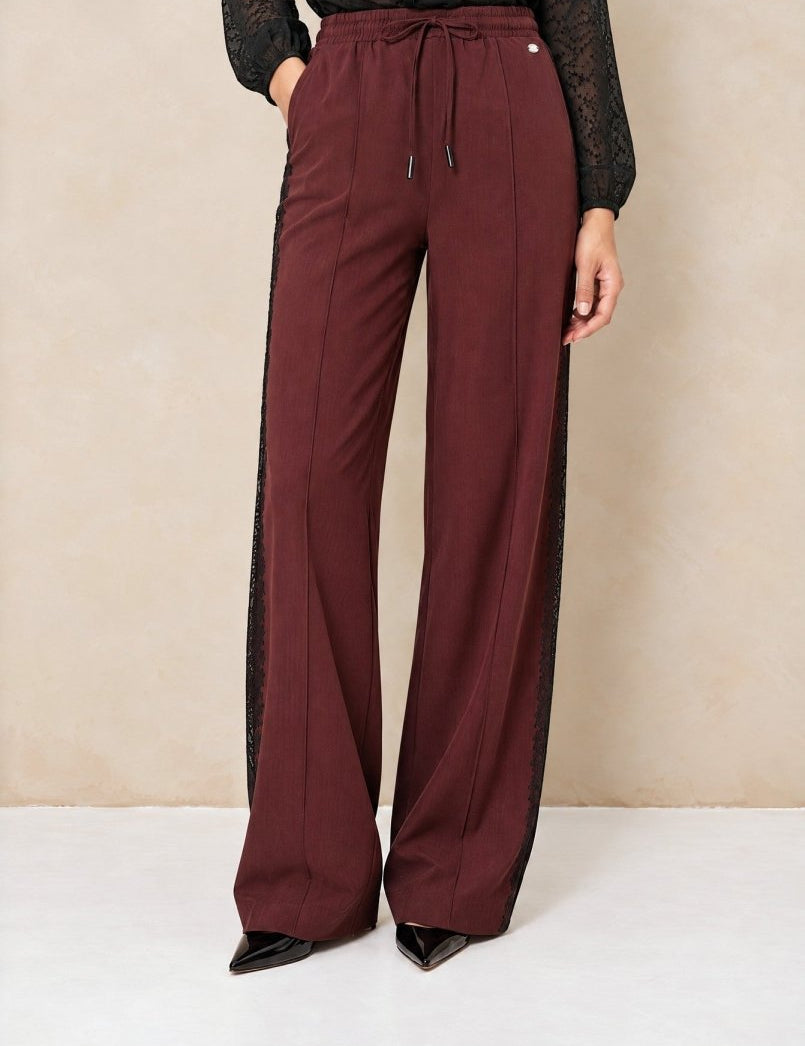 Broek met kant Lofty Manner Koya in bordeauxrood – wijde pijpen, voorkant | Jo&Co Club