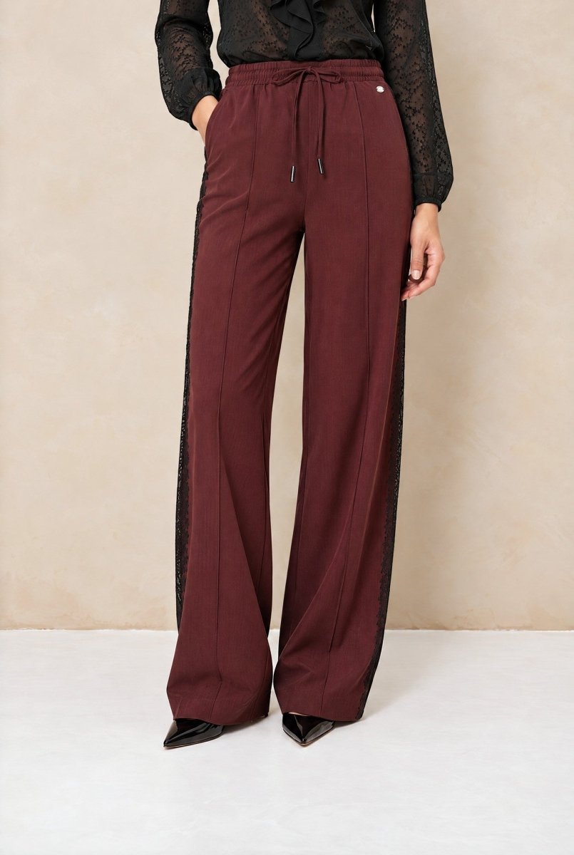 Broek met kant Lofty Manner Koya in bordeauxrood – wijde pijpen, voorkant | Jo&Co Club