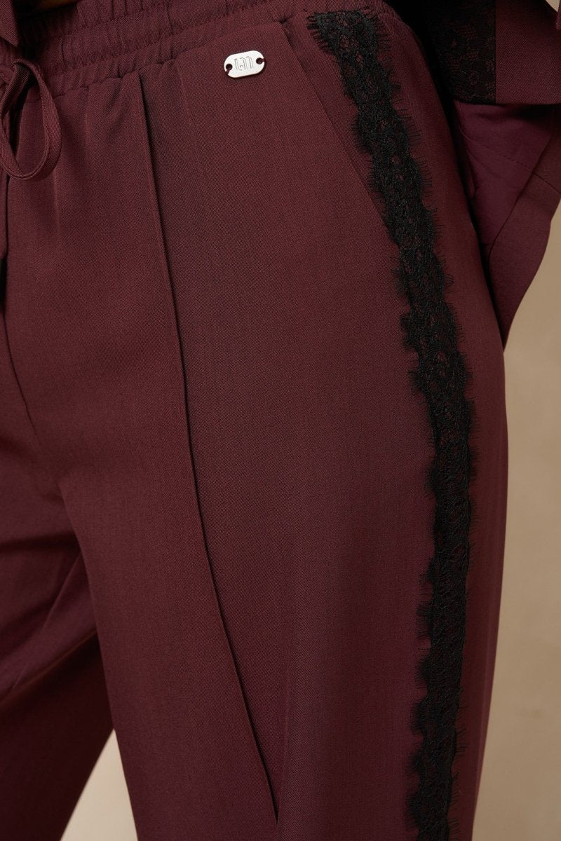 Detail broek met kant Lofty Manner Koya – zwart kant langs de zijnaad | Jo&Co Club