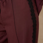 Detail broek met kant Lofty Manner Koya – zwart kant langs de zijnaad | Jo&Co Club