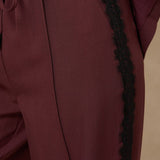 Detail broek met kant Lofty Manner Koya – zwart kant langs de zijnaad | Jo&Co Club