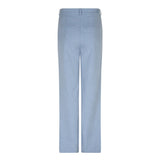 Een vrijstaande, frontale opname van een lichtblauwe pantalon tegen een witte achtergrond | Lofty Manner Salli | Jo&Co Club