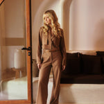 Model draagt beige shayma trouser met de donja blazer in zomerse setting als co-ord.