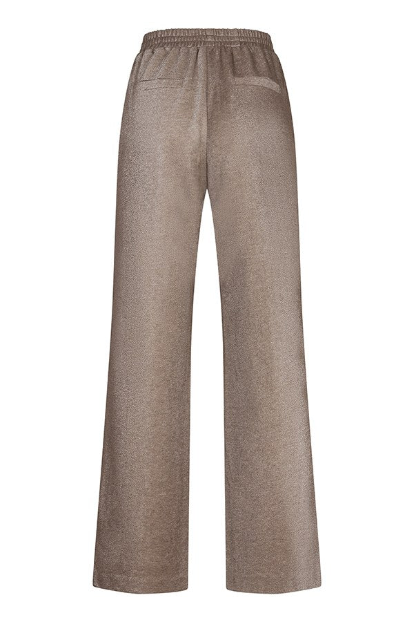 Achterkant taupe broek Inna – elastische tailleband en achterzak | Jo&Co Club